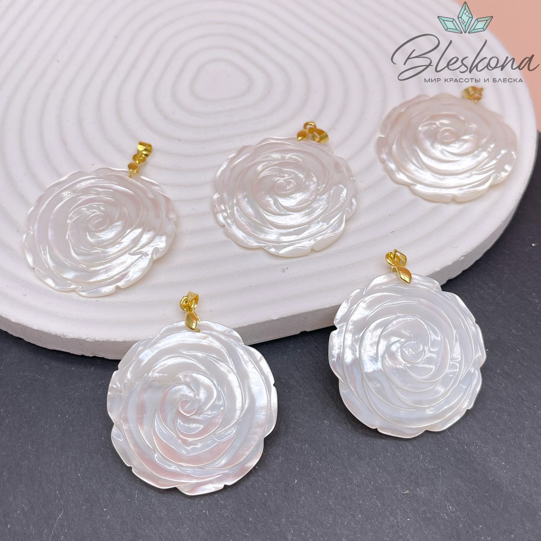 38 мм Цвет Золото, Подвеска Роза белый перламутр 