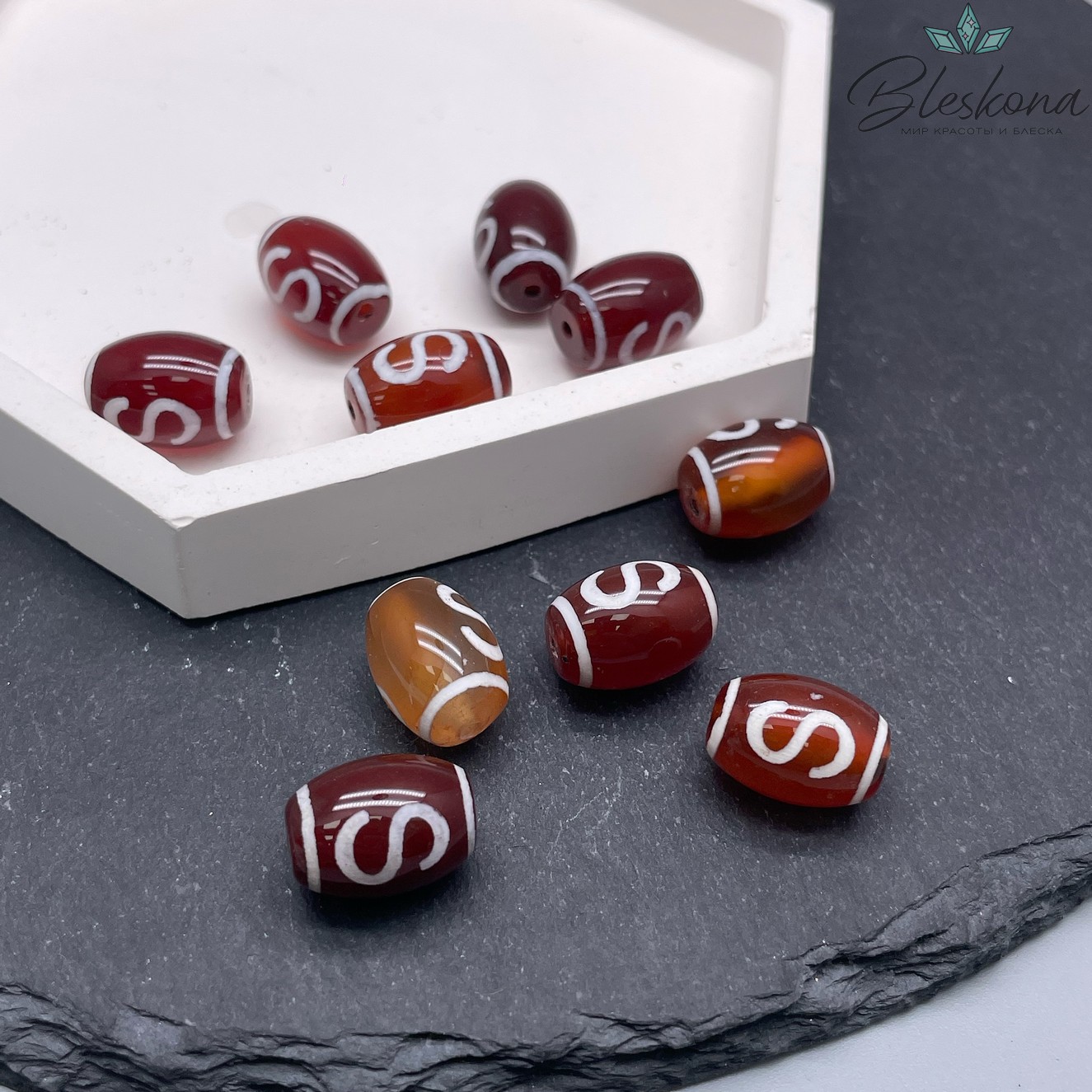 Бусина Дзи Денежный крючок бело-коричневый бочонок 10*14 мм