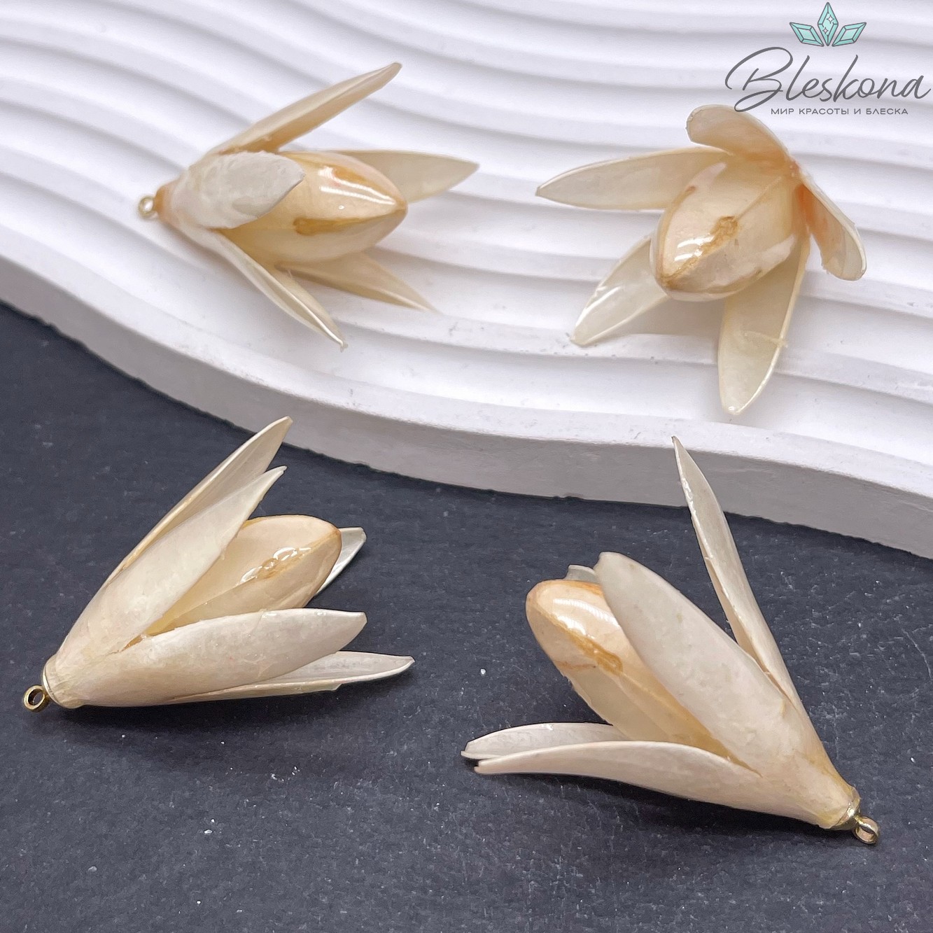 40-46 мм Подвеска Магнолия в эпоксидной смоле бежевая