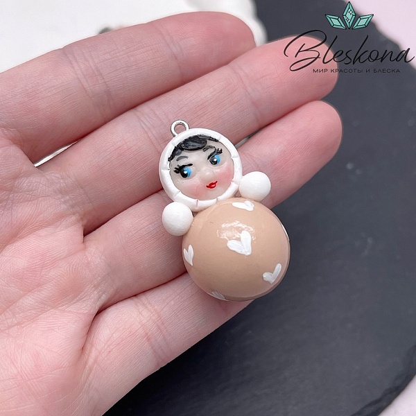 36*20,5 мм, Цвет серебро, Подвеска Неваляшка бежевая белые сердечки