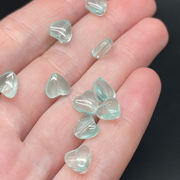 8,5 мм, Стекло сердце зеленое  уп.10 шт 