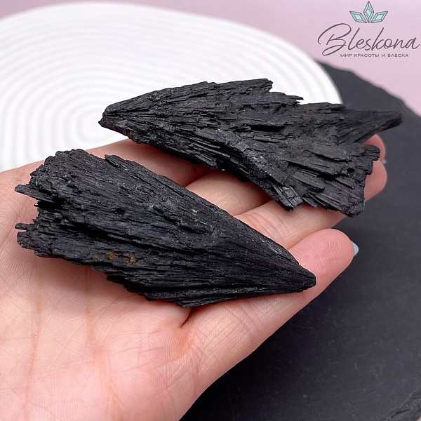 Черный кианит (ведьмина метла) необработанный 70-80 мм