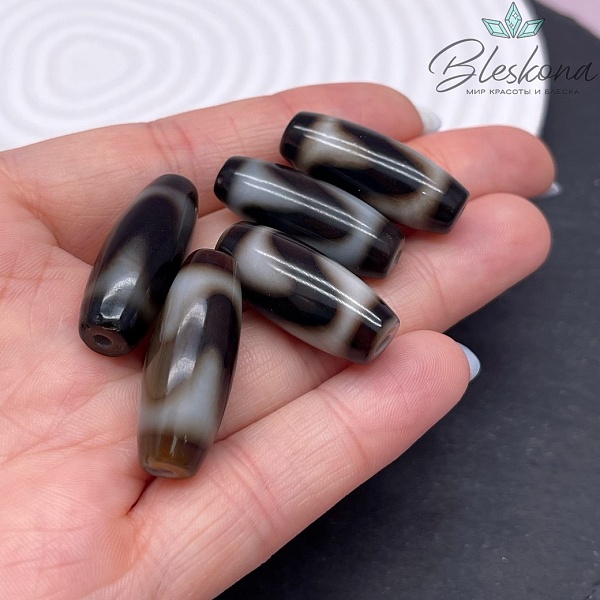 Бусина Дзи тигриный клык черно-белый бочонок 28*11 мм