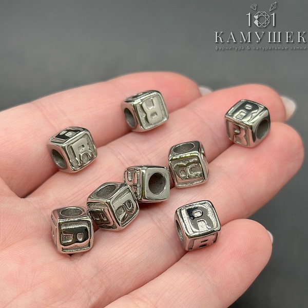 Бусина куб сталь буква R, цвет серебро 8 мм