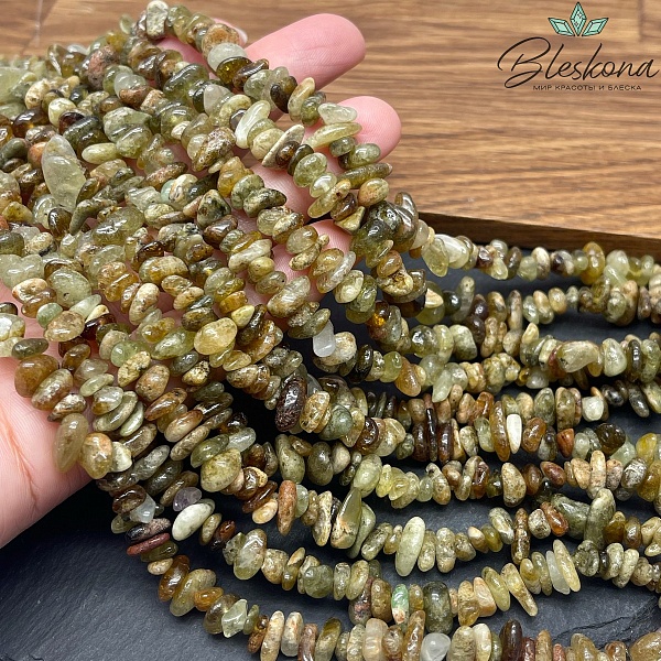 Крошка Гранат зеленый (Гроссуляр) ширина бусин ~ 6-11 мм