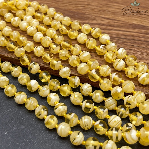 Янтарь светло-желтый с белыми включениями шар 8 мм