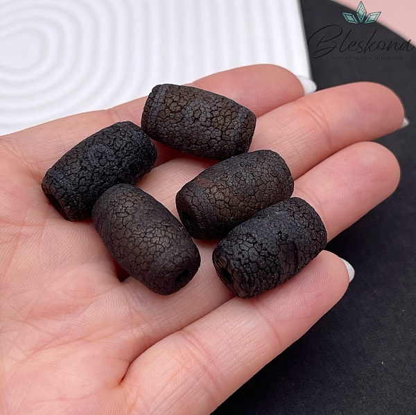 Бусина Дзи Молния и мистический узел черный бочонок в термической обработке 22*13 мм