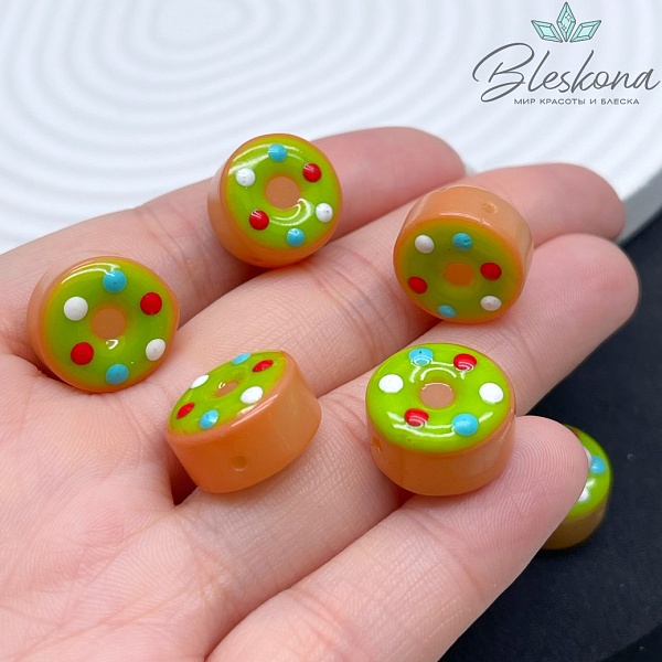 8*15 мм Бусина пончик коричневый красно- голубые точки