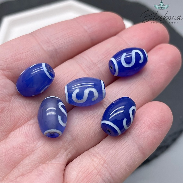 Бусина Дзи Денежный крючок бело-синий бочонок 10*14 мм