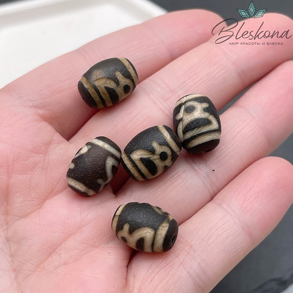 Бусина Дзи Кубера черно-белый матовый бочонок 10*14 мм