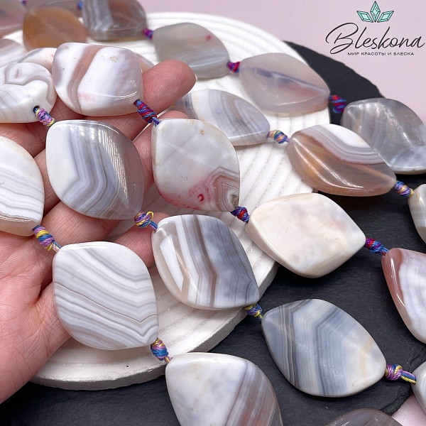 Агат розовый ромб крученый 40*29 мм