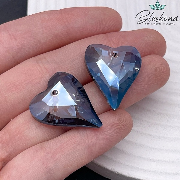 26,5*21,5 мм, Подвеска сердце стекло белое с переливом (Denim blue) уп. 2 шт