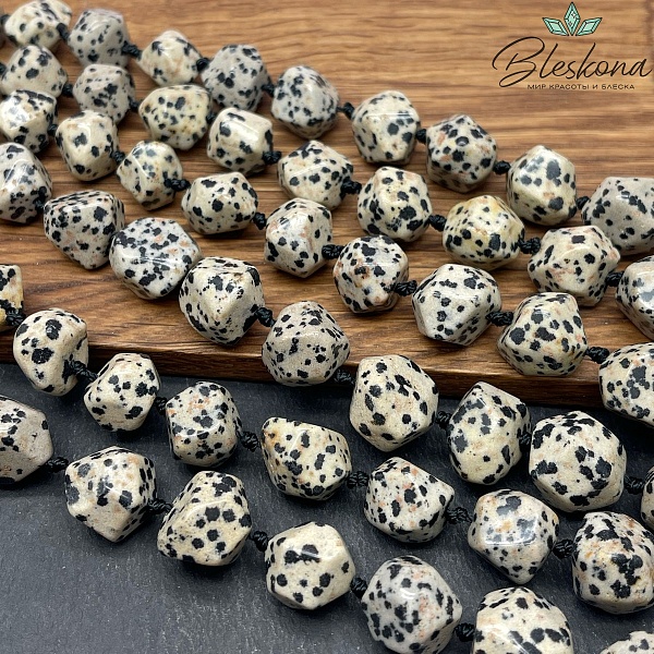 Яшма далматиновая фриформ огранка бусины на увеличение 12-16 мм