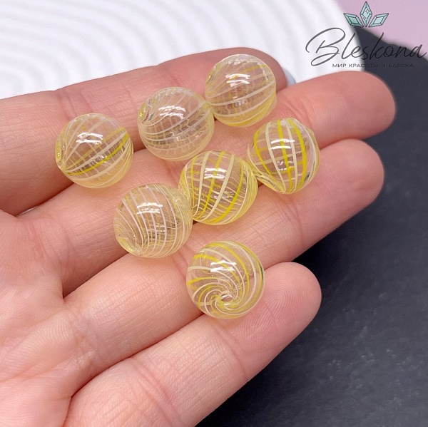 13 мм Бусина шар стекло прозрачное бело- желтые полосы