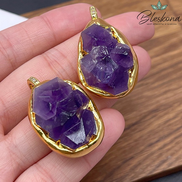 (27-28)*(34-35) мм, Цвет золото, Подвеска фриформ Друза Аметиста в обрамлении с цирконами