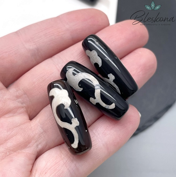 Бусина Дзи Руи черно-белый бочонок 30*11 мм