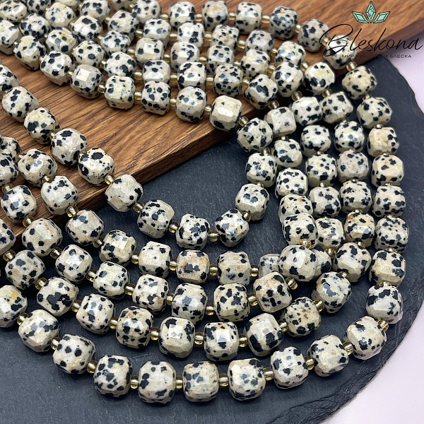 Яшма далматиновая (фенит) куб огранка 9 мм