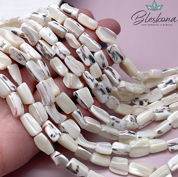 Перламутр белый фриформ с черно- красными вкраплениями  (8-13)*(7-10) мм