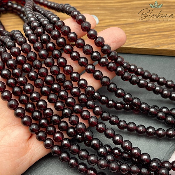 Янтарь шар темно-красный 6 мм