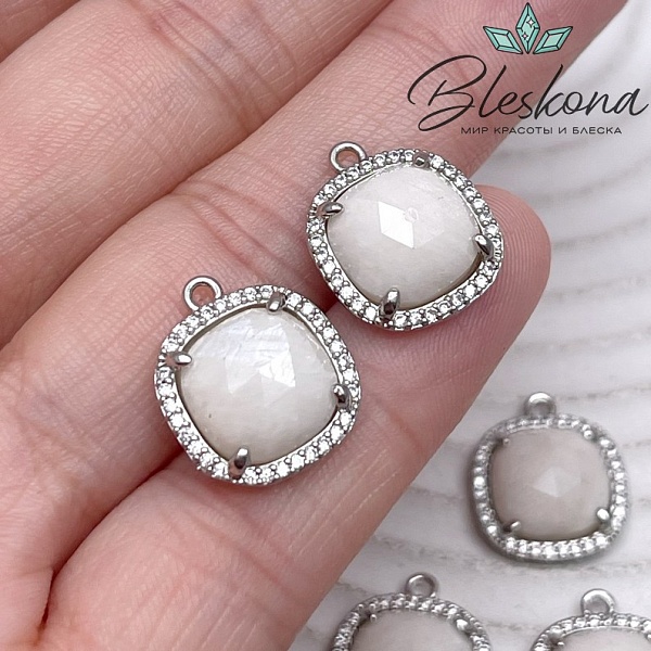 14мм, цвет серебро ,Подвеска квадрат Лунный камень  в обрамлении цирконы