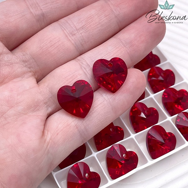 6228 Xilion Heart 14,4*14 мм Siam AB