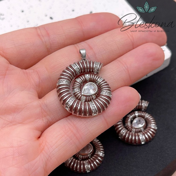 29,5*24 мм Цвет серебро, Подвеска ракушка улитка коричневая с цирконом