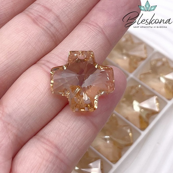 6866 Square Cross Pendant 20 mm Crystal Golden Shadow