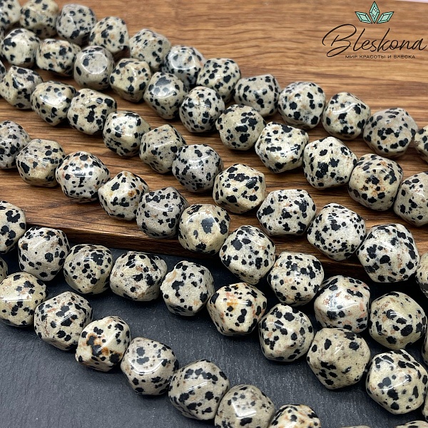 Яшма далматиновая фриформ огранка бусины на увеличение 12-15 мм