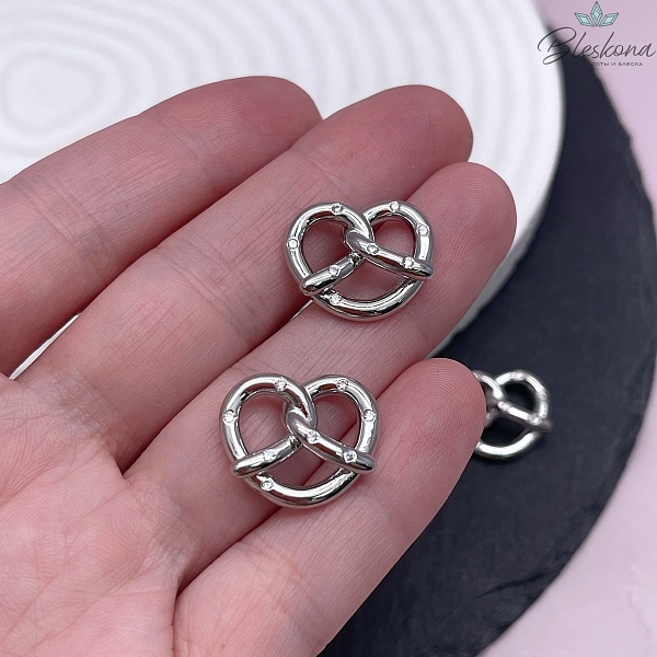 15,5*18 мм Цвет серебро, Подвеска Крендель цирконы