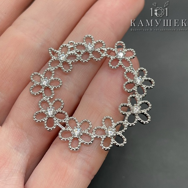 38мм, Цвет серебро, Подвеска венок из цветов цирконы 