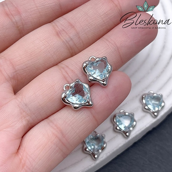 13*10,5 мм Цвет серебро, Подвеска сердце неровное голубой циркон