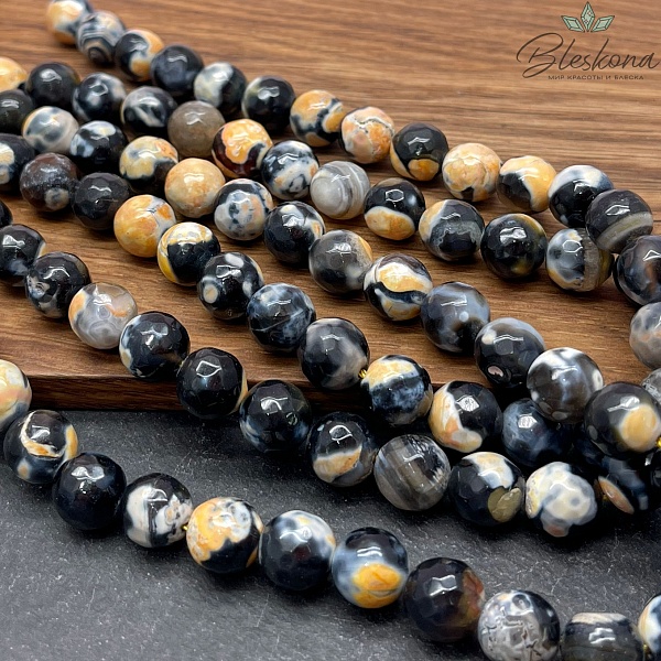 Агат черный светло- оранжевые разводы огранка 10 мм