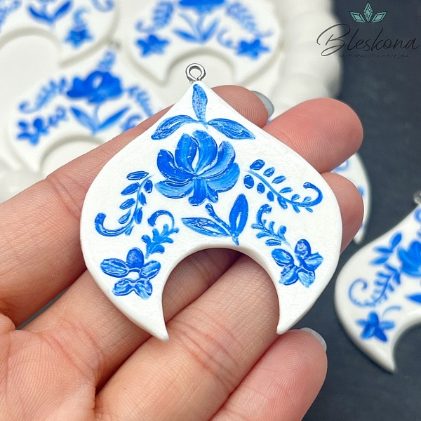 52*51 мм, Цвет серебро, Подвеска кокошник белый синяя роспись 