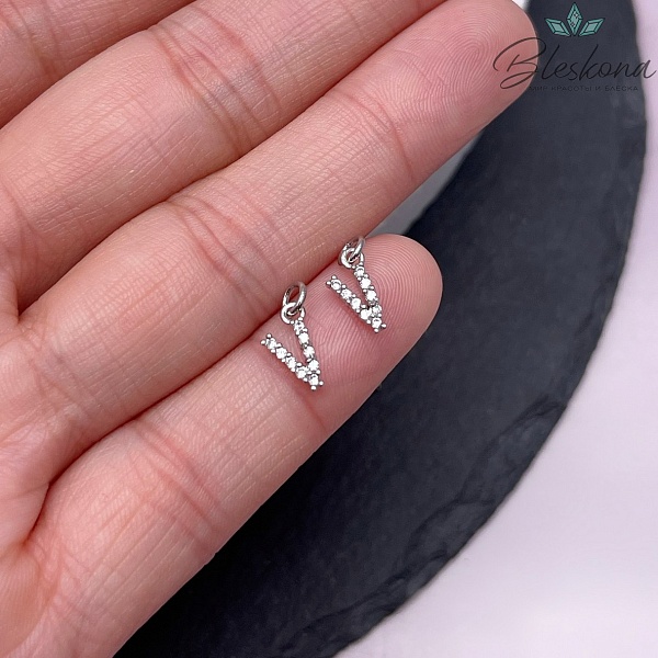 8,6мм Цвет серебро, Буква V цирконы 