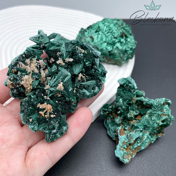 Малахит необработанный Плисовый  крупные куски