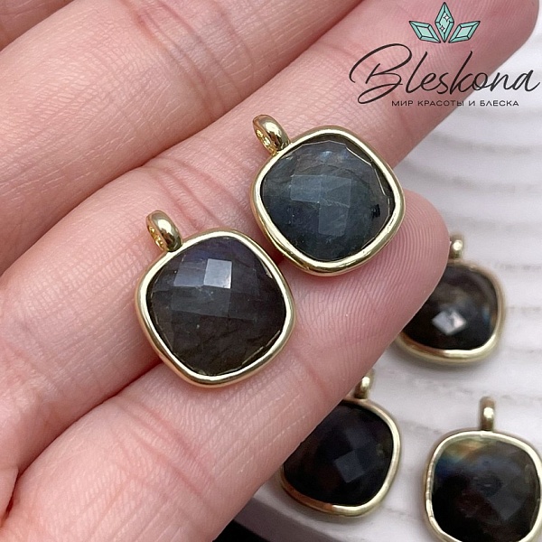 13мм, цвет золото ,Подвеска квадрат Лабрадор в обрамлении 