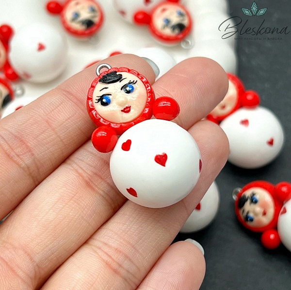 36*20,5 мм, Цвет серебро, Подвеска Неваляшка белая красные сердечки 