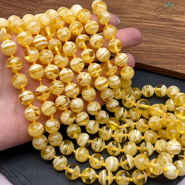 Янтарь светло-желтый с белыми включениями шар 10 мм