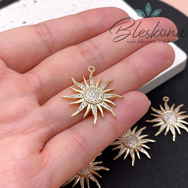 27*25 мм Цвет золото, Подвеска Солнце с волнистыми лучами белые цирконы
