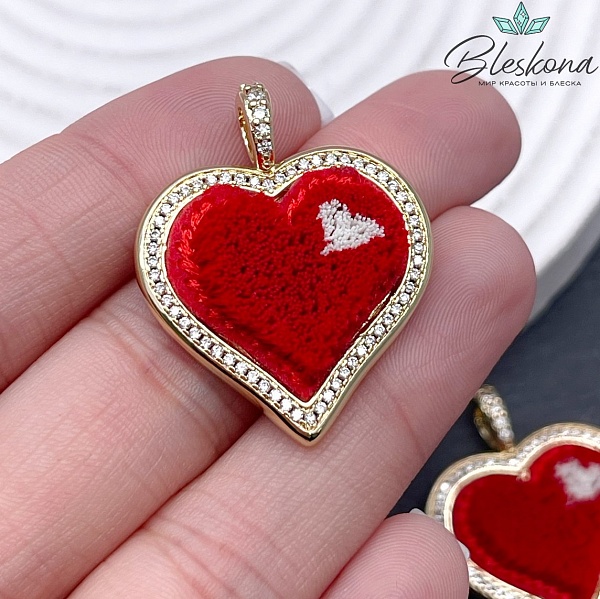 34*27 мм Цвет золото, Подвеска Сердце с цирконами и красными ворсинками 