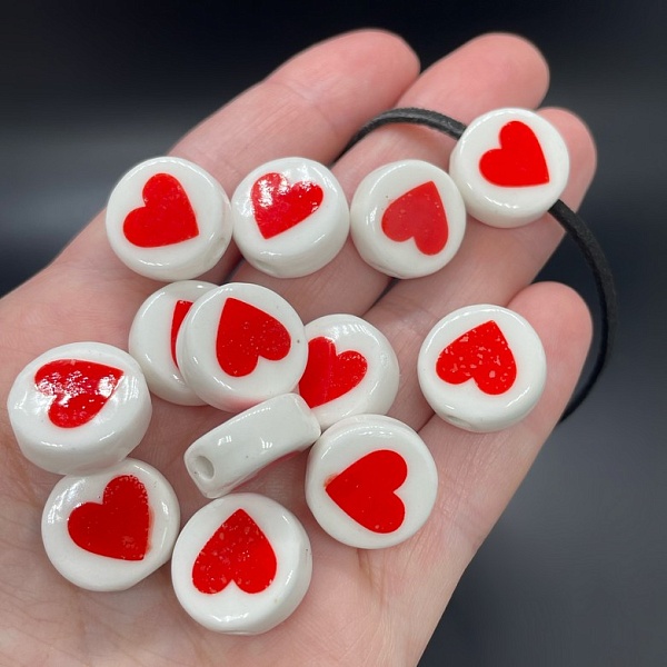 16 мм Бусина таблетка, керамика цвет белый красное сердце