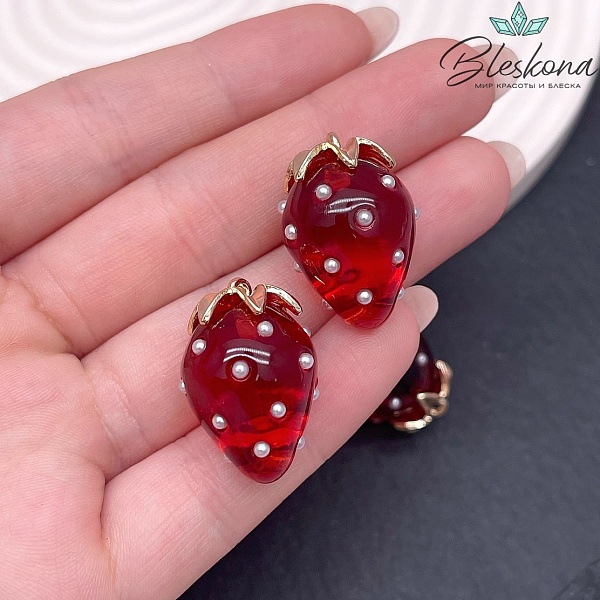 25*17 мм Цвет золото, Подвеска клубничка прозрачная темно-красная