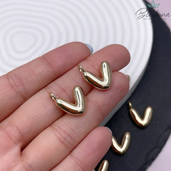 18 мм, Цвет золото, Буква объемная V