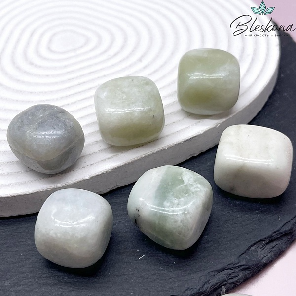 Жадеит зеленый галтовка 19-25 мм