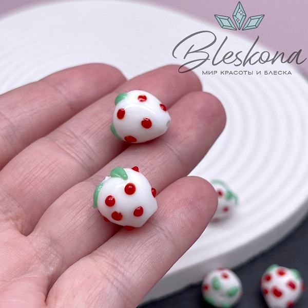 13,5*11,5 мм Бусина клубничка белая 
