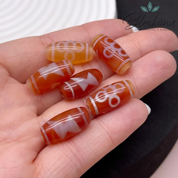 Бусина Дзи Молния и мистический узел бело-коричневый бочонок №1 20*11 мм