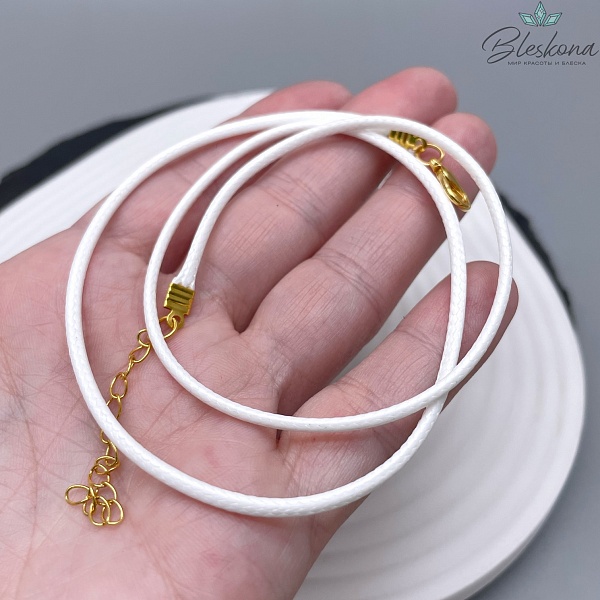 Шнурок белый под кулон из экокожи, цвет золото 45см