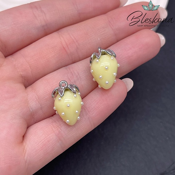 18,5*12 мм Цвет серебро, Подвеска клубничка желтая