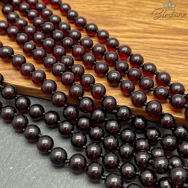 Янтарь шар темно-красный 8 мм