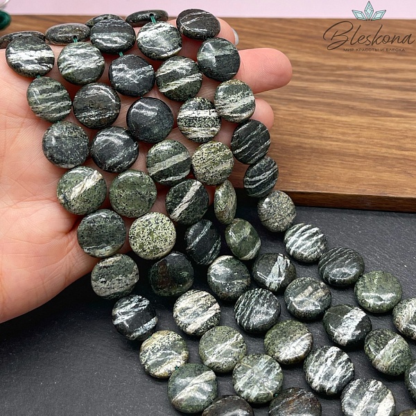 Серпентин с прожилками хризотил-асбеста круг плоский 14,5 мм